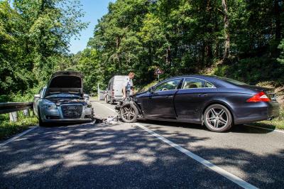 Stuttgart Sued: Mercedesfahrer verursacht durch riskantes Ueberholmanoever schweren Unfall